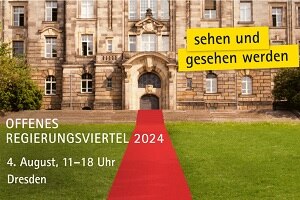 Haupteingang der Sächsischen Staatskanzlei mit einem rotem Teppich vor der Tür. Dazu steht: » gesehen und gesehen werden«, Offenes Regierungsviertel 2024, 4. August, 11–18 Uhr Dresden