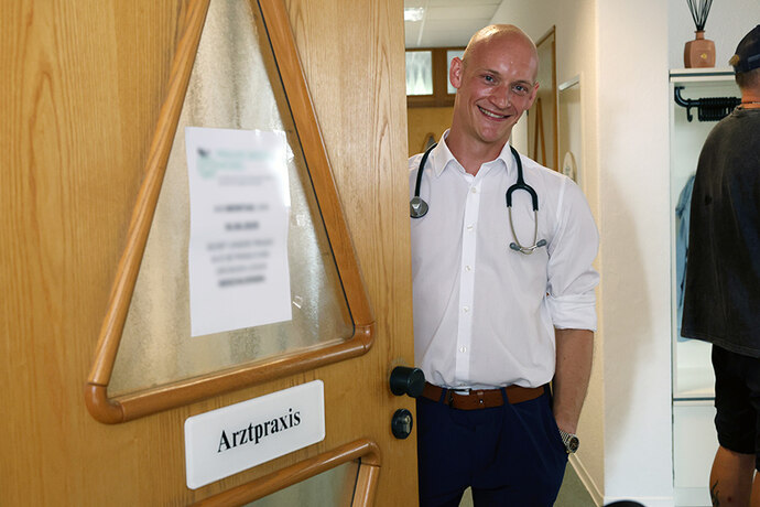 Dr. med. (Univ. Pécs) Maximilian Braun öffnet die Tür seiner neuen Arztpraxis in Zwickau.