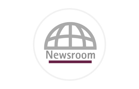 Icon: stilisierte Darstellung einer Halbkugel mit Längen- und Breitengraden (Globus-Gitter), darunter der Schriftzug „Newsroom“ mit einer farbigen Unterstreichung. Symbol für aktuelle Nachrichten, Pressearbeit und weltweite Information.